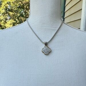 WHITE FLOWER STATEMENT NECKLACE